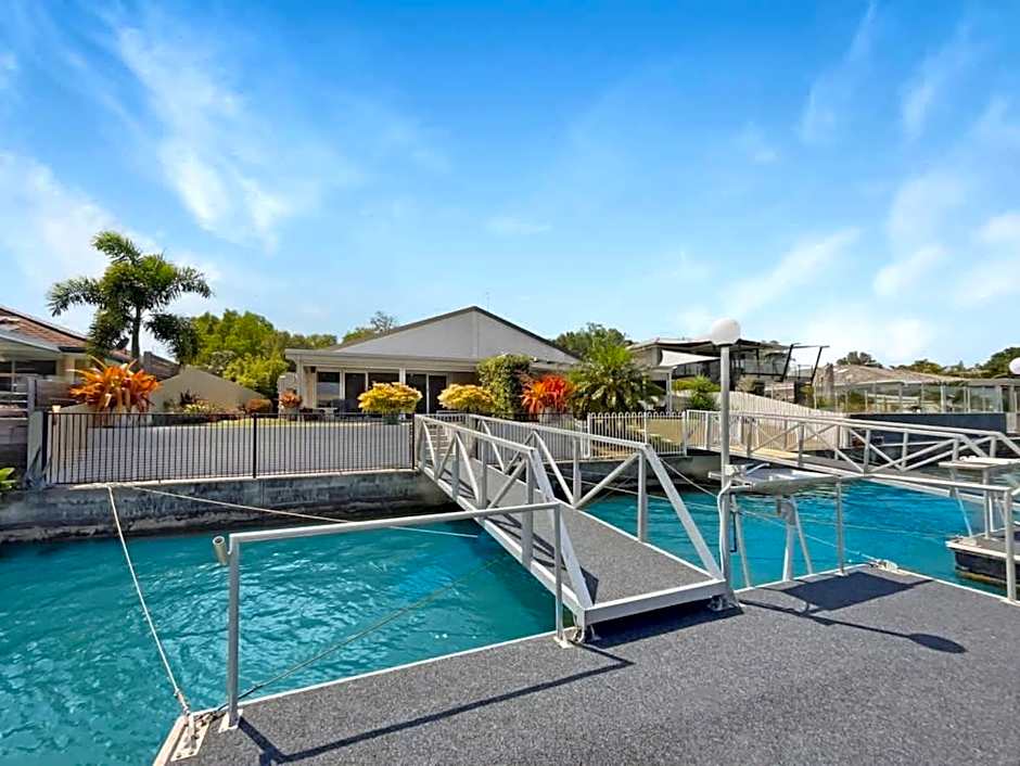 Spacious Holiday Unit on Canal at Banksia Beach