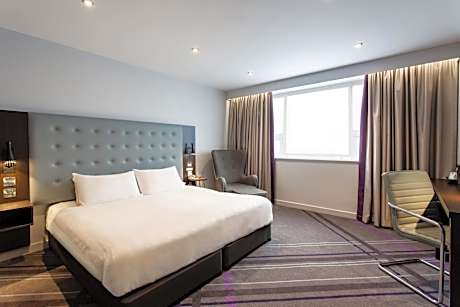 King Room with Roll-In Shower - Disability Access
