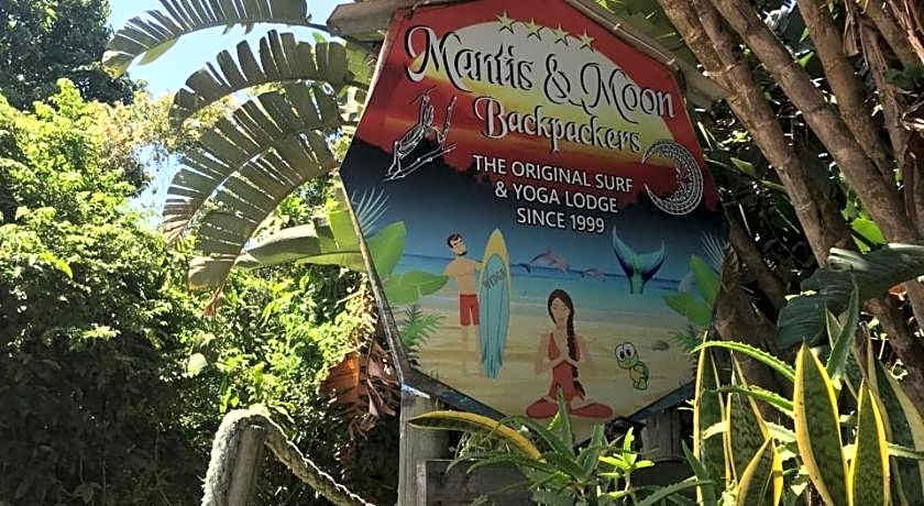 Mantis and Moon Backpackers and Surf Hostel