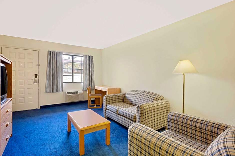 Days Inn & Suites by Wyndham Needles