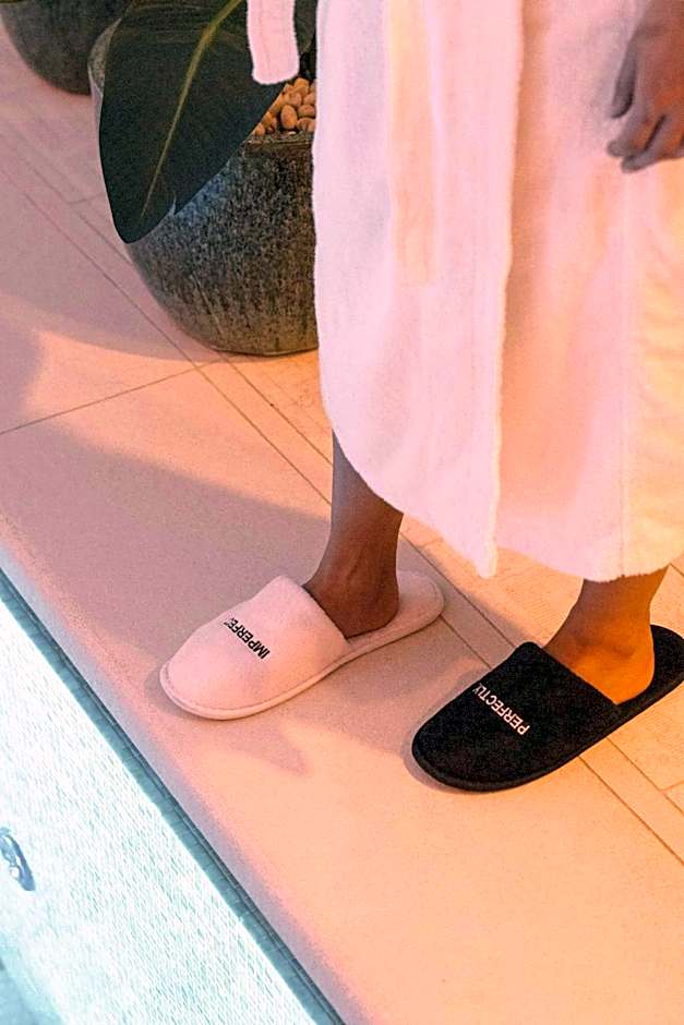 Montcalm East, Autograph Collection