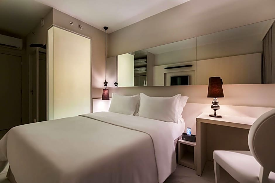 Photo 1 of 4 of Deluxe 1 Queen Bed