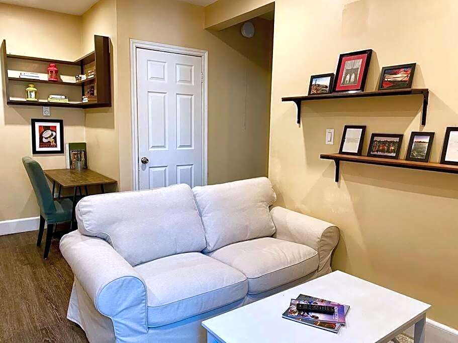 Large Townhouse, Lower Floor with AC, City Center