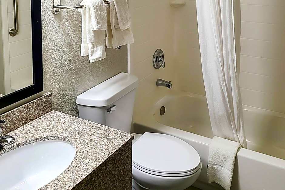 Clarion Pointe Bettendorf - Quad Cities