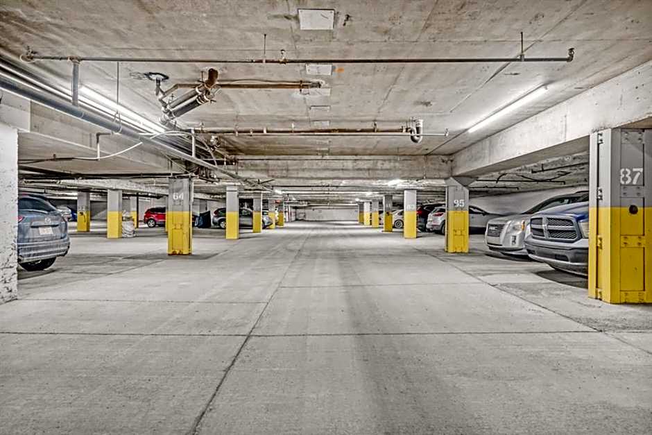 Roomy Top Floor at Stampede w Free Parking and AC