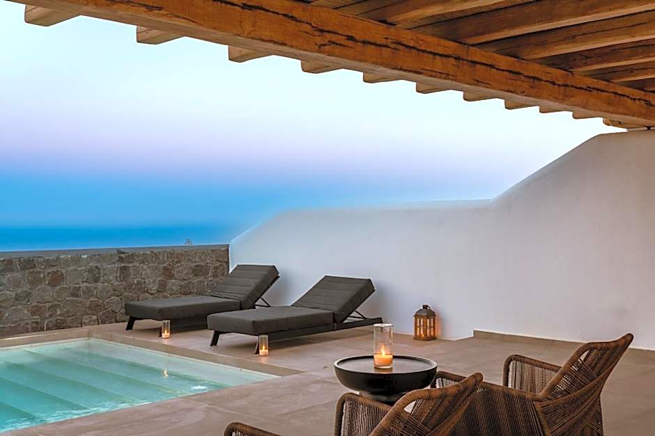 NĒRO Suites by NOMÉE Hospitality Group