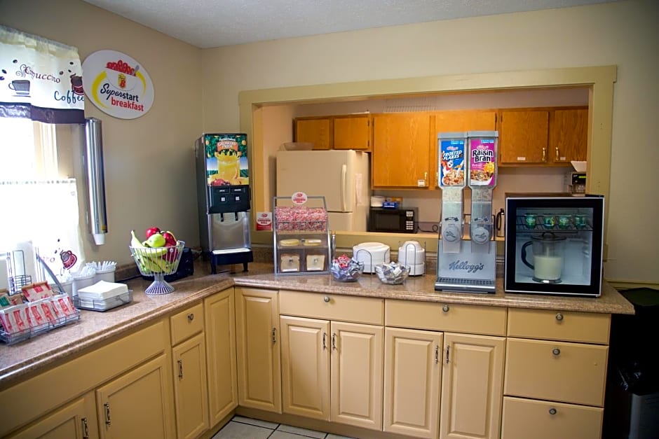 Super 8 by Wyndham Christiansburg