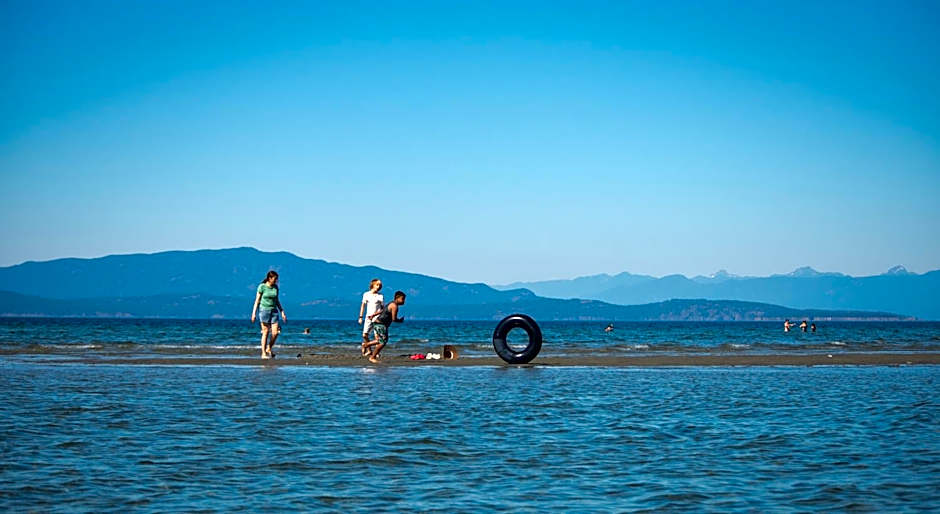 Sea Edge Beachside Hotel