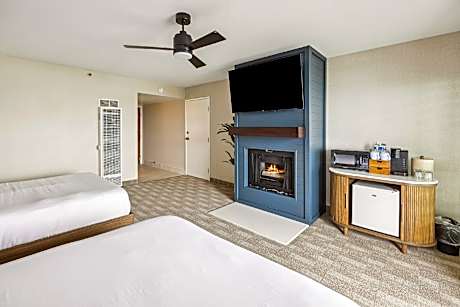 Deluxe Double Queen Bay View with Balcony