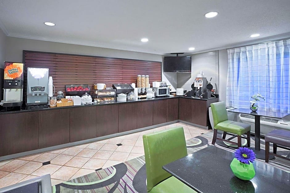 La Quinta Inn & Suites by Wyndham Cleveland Macedonia