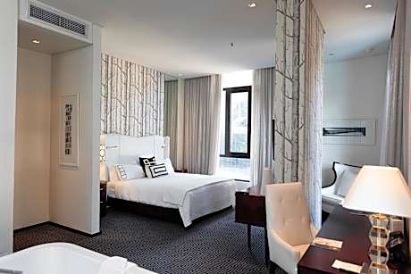 DAVINCI Hotel on Nelson Mandela Square