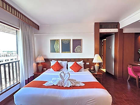 Deluxe Room (2 Adults + 1 Child)