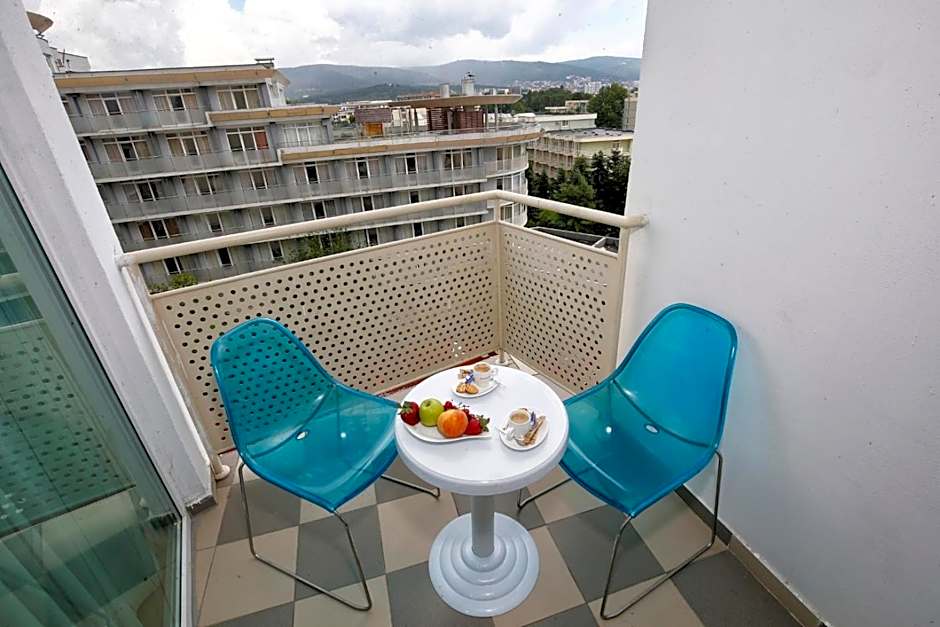 Grand Hotel Nirvana - All Inclusive & Free Beach Access