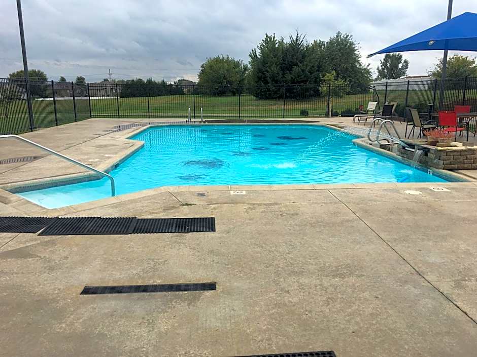 Paola Inn and Suites