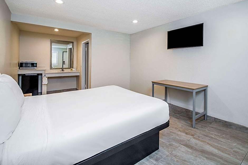 Super 8 by Wyndham Bakersfield CA