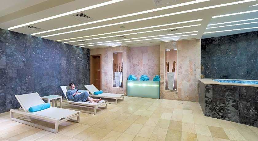 Grand Millennium Muscat connected to Muscat Grand Mall