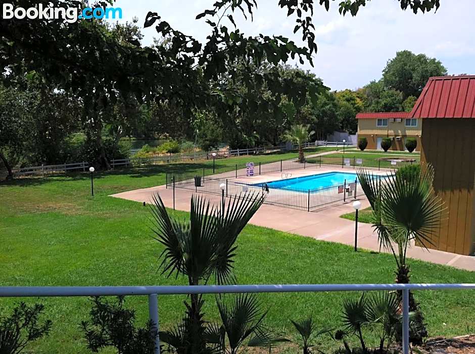 Travelodge by Wyndham Red Bluff South of Redding