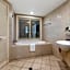 Salt - 2brm apartment with Spa bath and Ocean Views