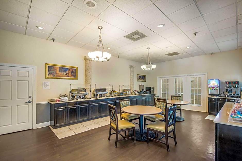 Clarion Inn & Suites Central Clearwater Beach