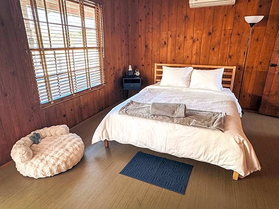 Room 3 - Downtown Joshua Tree Motel - Pet Friendly - Walk to Shops & Visitor Center, Minutes to Park Entrance