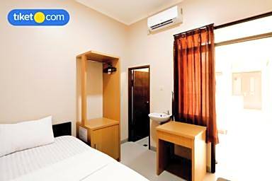 RedDoorz Syariah near Exit Toll Subang