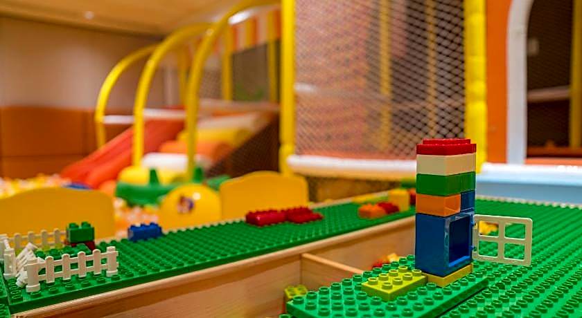 Yuexiu Hotel Guangzhou, Curio Collection by Hilton