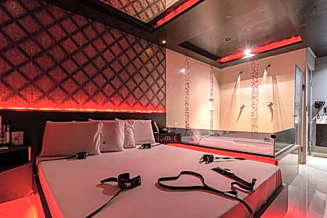 Deluxe Suite with Spa Bath