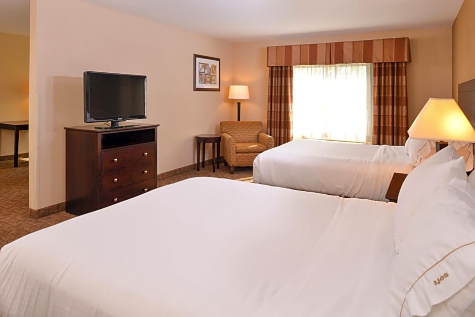 Holiday Inn Express & Suites Fairmont, an IHG Hotel