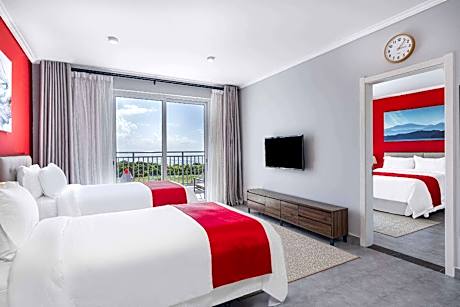 1 Queen Bed and 2 Twin Beds, Junior Suite, Landscape Mountain View, Non-Smoking