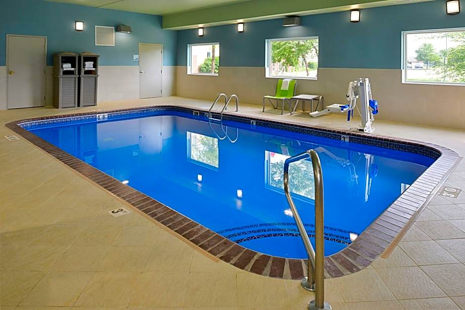 Holiday Inn Express & Suites Omaha - 120th and Maple By IHG