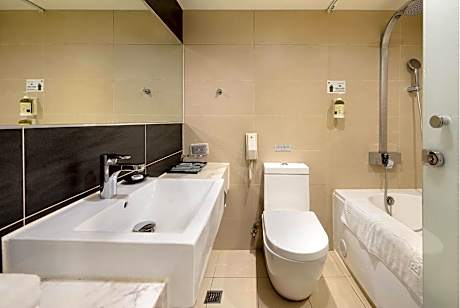 Suite with Bathtub