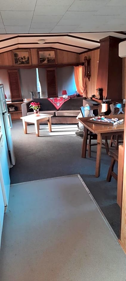 Unieke vriendenkamer met bedstedes tot 11 personen en 2 rustig gelegen chalets 2 en 4 persoons te huur!