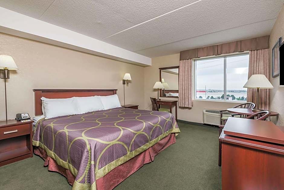 Super 8 by Wyndham Mississauga