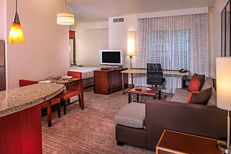 King Studio with Sofa Bed and Adapted Tub - Mobility and Hearing Accessible