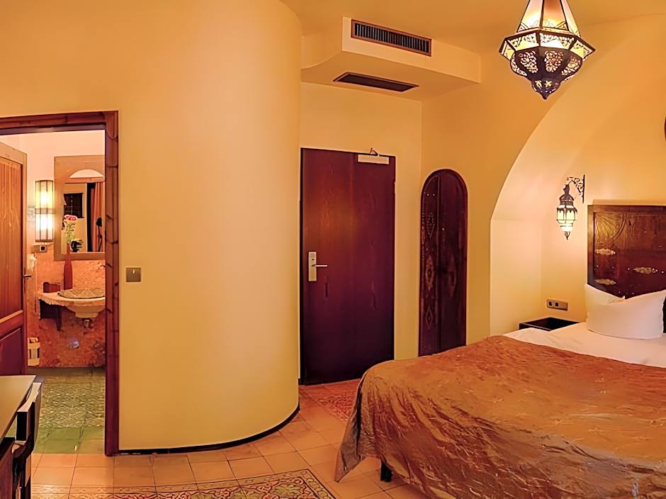 Hotel Villa Oriental & Restaurant                                               