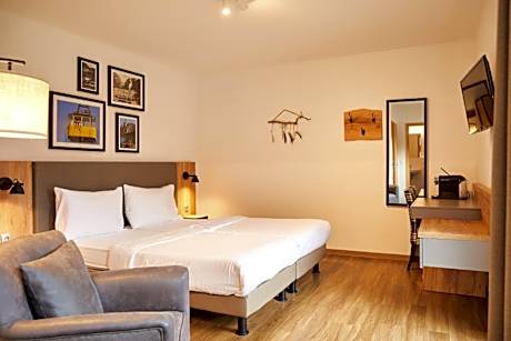 Twin Room with Bath - Annex