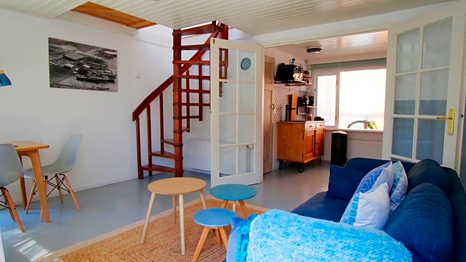 Houseboat apartment with water terrace, free parking, free bikes & fast wifi