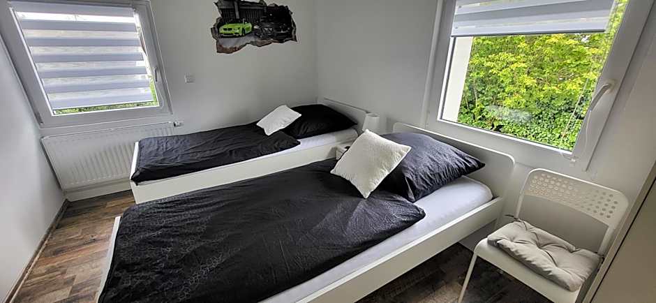 CJS Apartments - Chill or Drive am Nurburgring, Free Parking, WLan, Spacious Rooms, Quiet Location