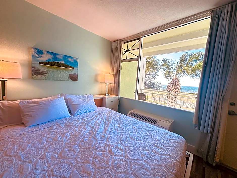 TAMPA BAY, BEACH step away, WIFI, FREE PARKING,POOLS, JACUZZI