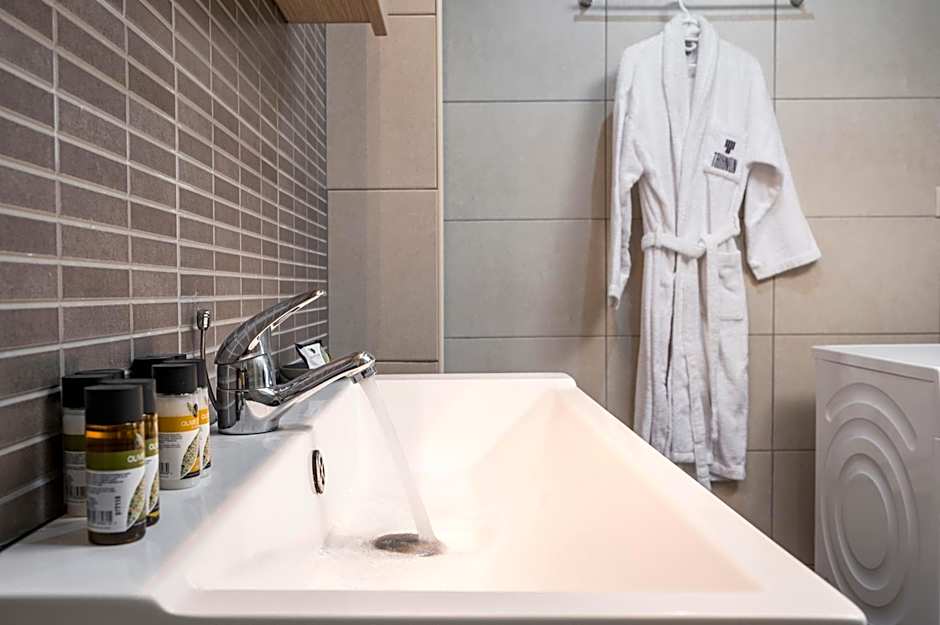 Trianon Luxury Apartments & Suites