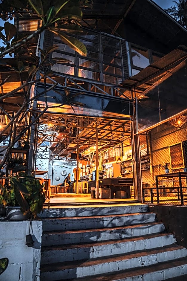 Warehouse Hostel Koh Tao