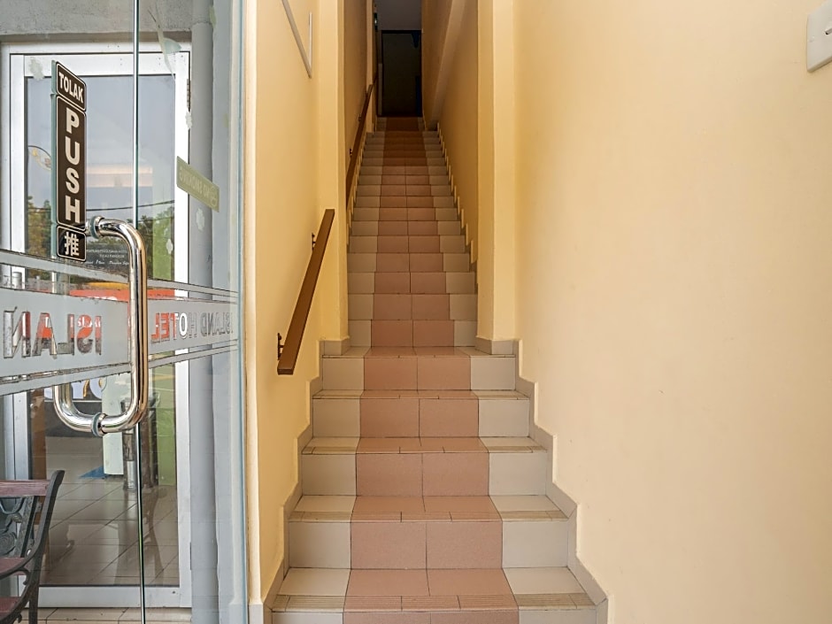 OYO 44078 The Island Hotel