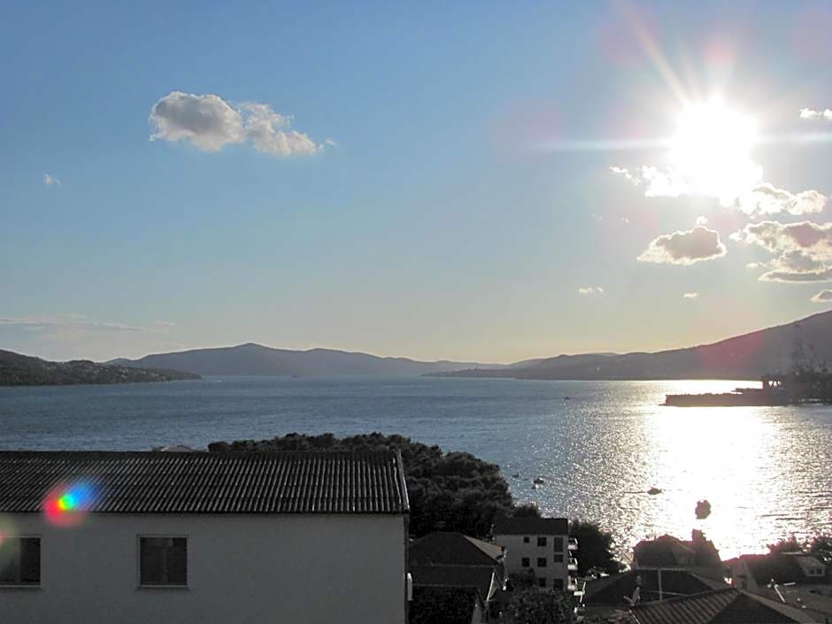 Beautiful apartment for two persons with sea view in Trogir near the beach