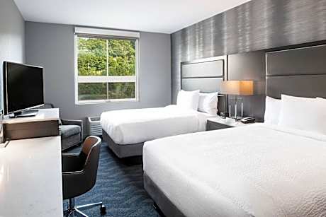 Queen Room with City View - Hearing Accessible