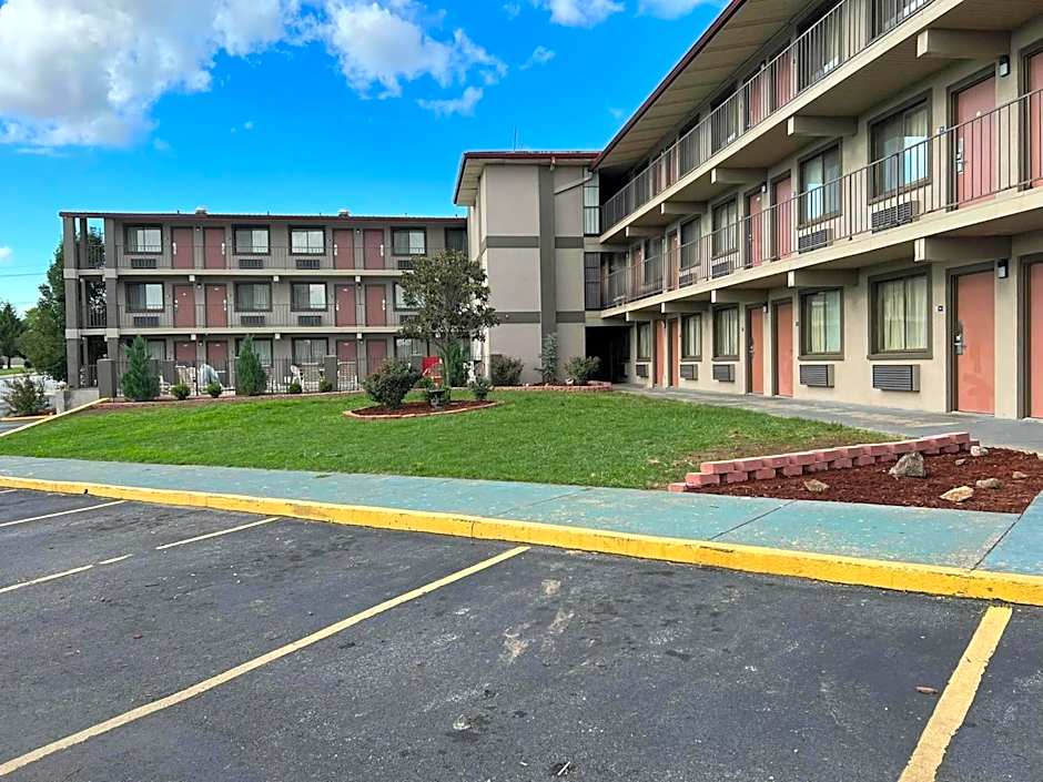 Days Inn & Suites by Wyndham Springfield on I-44
