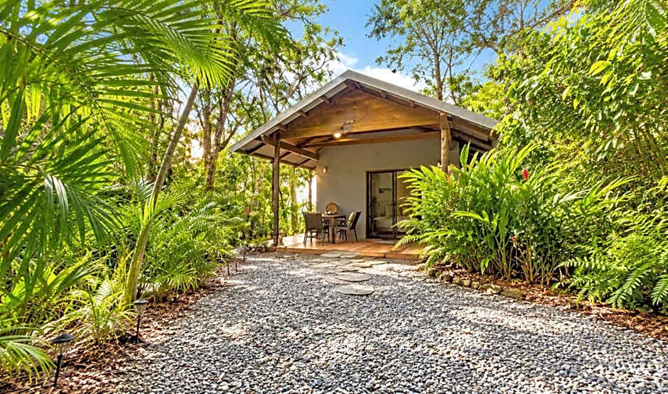 Gunnadoo Holiday Hut with Ocean Views and Jacuzzi