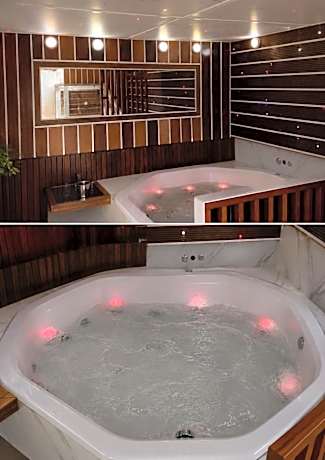 Deluxe Suite with Spa Bath