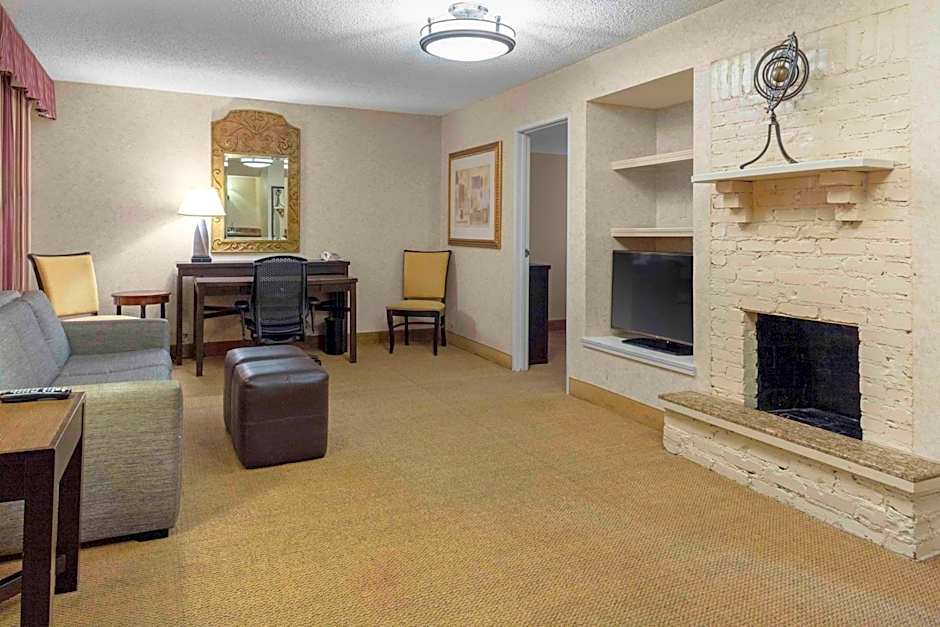 Embassy Suites by Hilton Kansas City Plaza