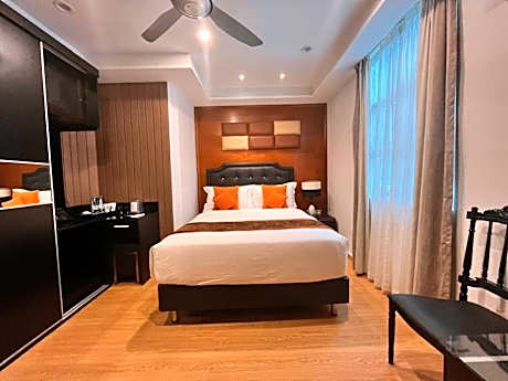 Deluxe Double Room with Side Sea View