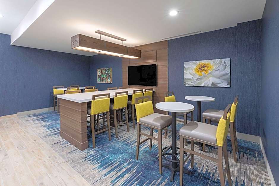 La Quinta Inn & Suites by Wyndham Round Rock near Kalahari